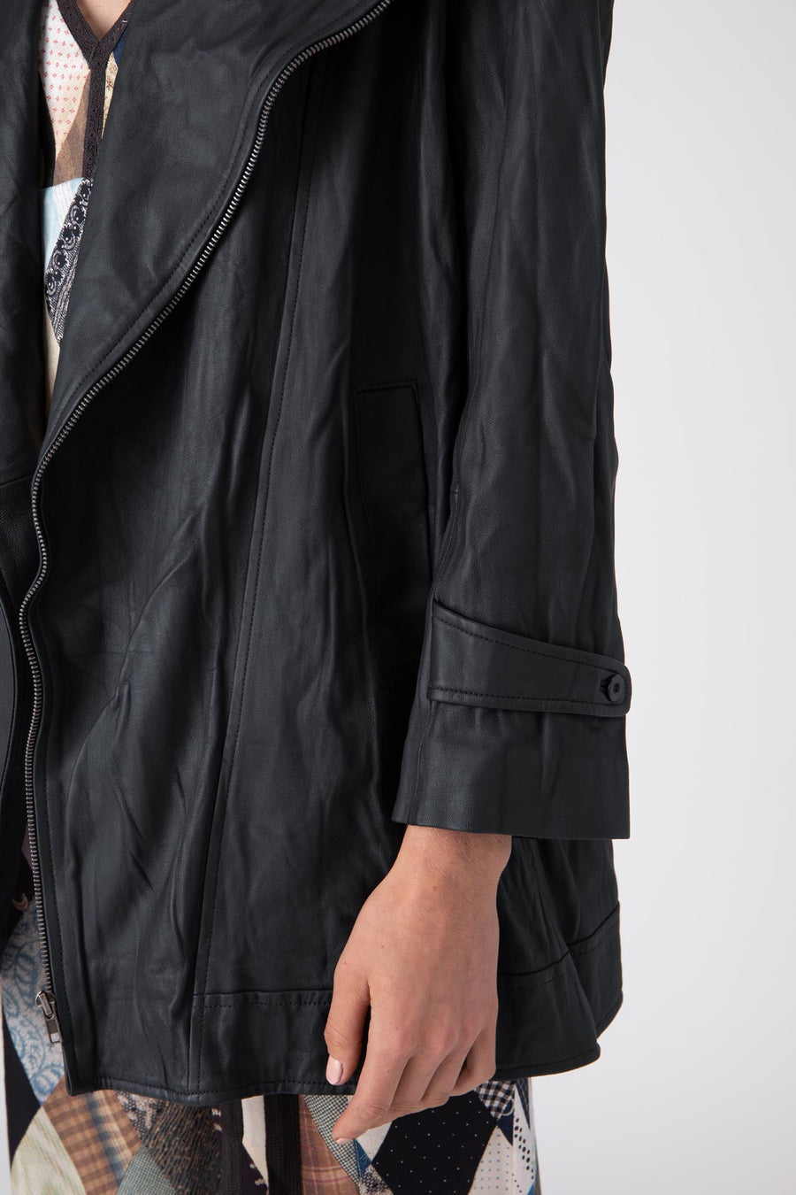 21061 WASHED LEATHER MICRO TRENCH, VINTAGE BLACK - SAMPLE